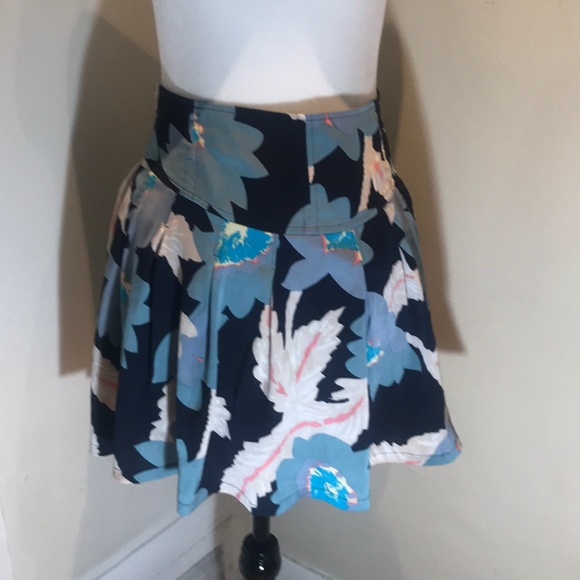 “FREE PEOPLE” Short Floral Skirt. - Picture 2 of 9